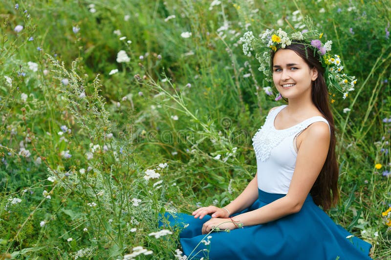 Giovane donna in una corona dai wildflowers e dall'erba fotografie stock libere da diritti Giovane donna in una corona dai wildflowers e dall'erba fotografie stock libere da diritti