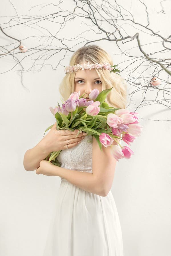 giovane donna in una corona dei fiori Concetto della sorgente fotografia stock libera da diritti giovane donna in una corona dei fiori Concetto della sorgente fotografia stock libera da diritti
