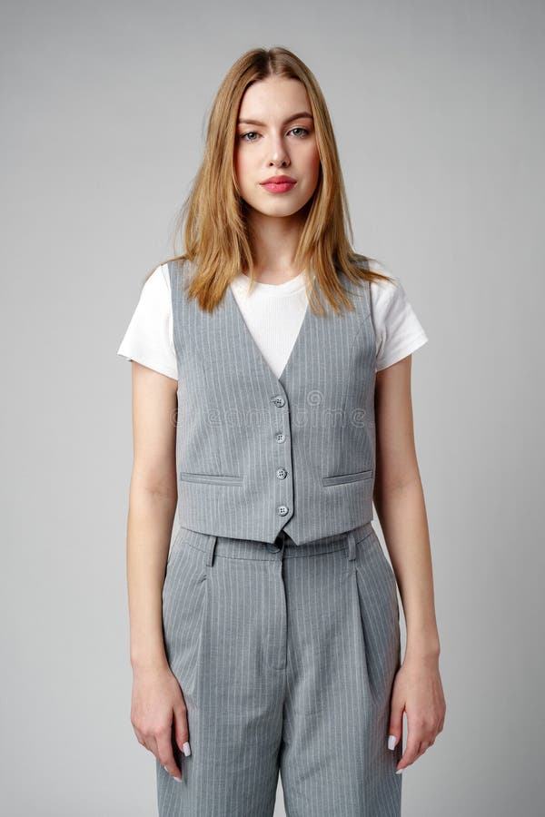 Giovane donna vestita di grigio e camicia bianca immagine stock
