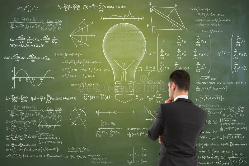 Giovane e attraente uomo d'affari europeo con uno schizzo astratto di una lampada con formule matematiche sulla lavagna di chalkbo fotografie stock