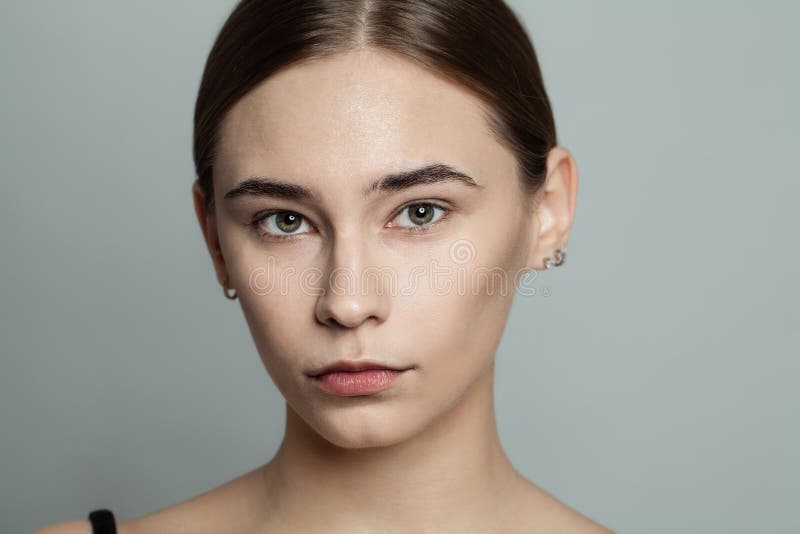 Giovane E Bella Donna Senza Ritratti Cosmetici Di Trucco Chiusura Del Viso Pelle Reale Fotografia Stock Immagine Di Faccia Adulto