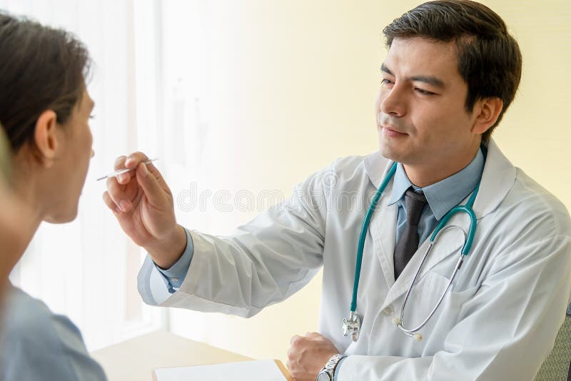 Giovane e bello in ospedale con il medico per il controllo sanitario, per il controllo sanitario Controllo del virus immagine stock libera da diritti Giovane e bello in ospedale con il medico per il controllo sanitario, per il controllo sanitario Controllo del virus immagine stock libera da diritti
