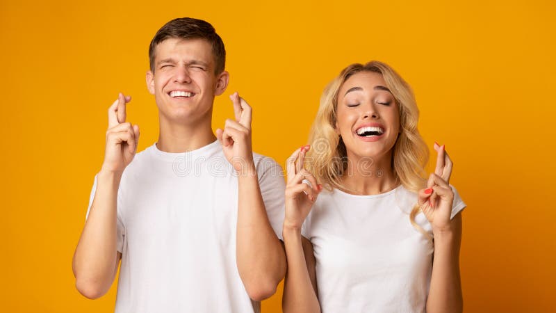 Giovane e dita d'attraversamento della donna con speranza con gli occhi chiusi immagine stock Giovane e dita d'attraversamento della donna con speranza con gli occhi chiusi immagine stock