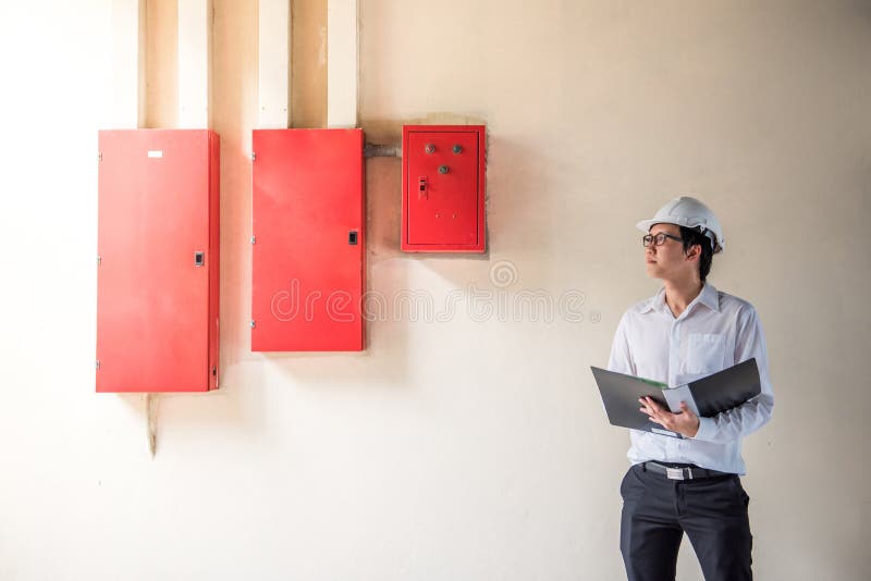 Giovane elettrotecnico asiatico al cantiere fotografia stock libera da diritti Giovane elettrotecnico asiatico al cantiere fotografia stock libera da diritti