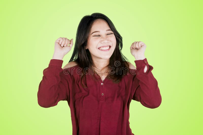 Giovane espressione asiatica della donna felice sullo studio immagine stock libera da diritti Giovane espressione asiatica della donna felice sullo studio immagine stock libera da diritti