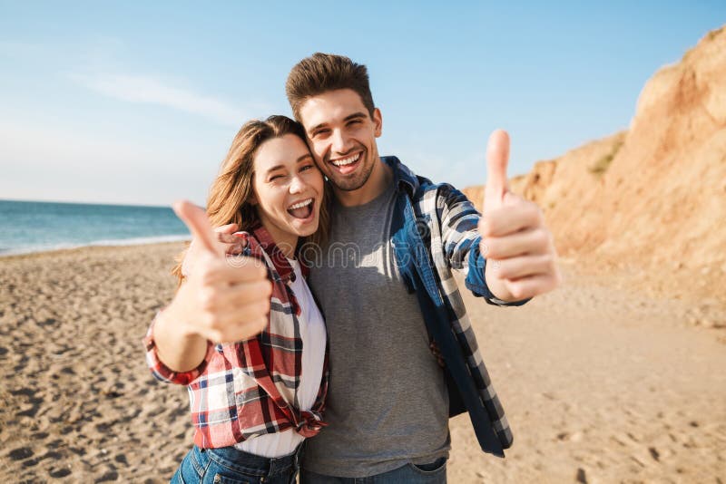 Giovane esterno amoroso delle coppie nel campeggio alternativo libero di vacanza fotografia stock Giovane esterno amoroso delle coppie nel campeggio alternativo libero di vacanza fotografia stock
