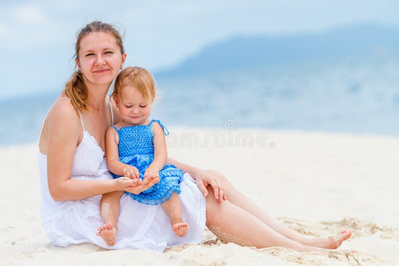 Giovane famiglia alla spiaggia fotografie stock Giovane famiglia alla spiaggia fotografie stock