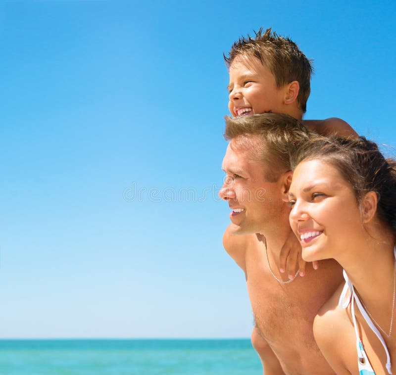 Giovane famiglia alla spiaggia Giovane famiglia alla spiaggia
