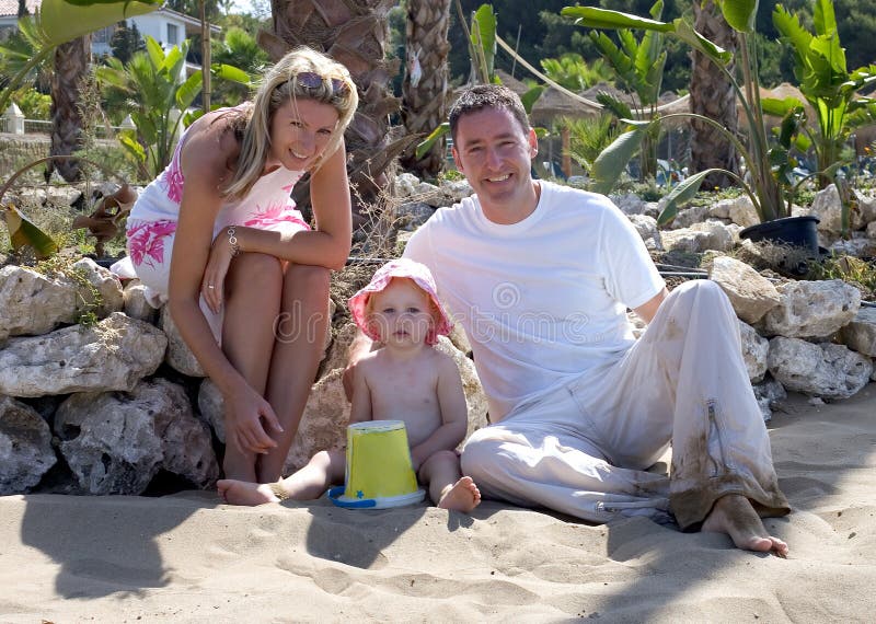 Giovane famiglia attraente sulla vacanza in Spagna fotografie stock libere da diritti