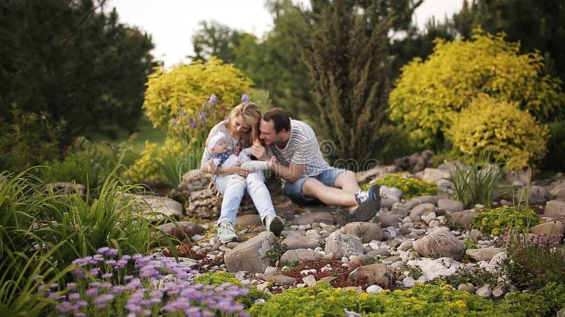 Giovane famiglia che si rilassa nel parco sull'erba