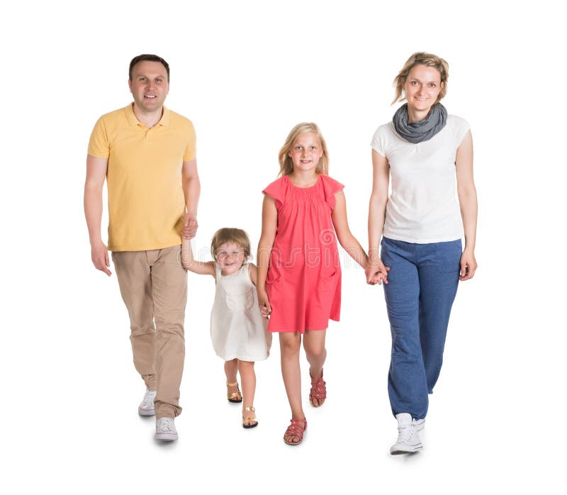 Giovane famiglia felice che cammina insieme immagini stock