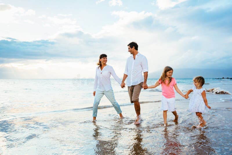 Giovane famiglia felice che cammina sulla spiaggia