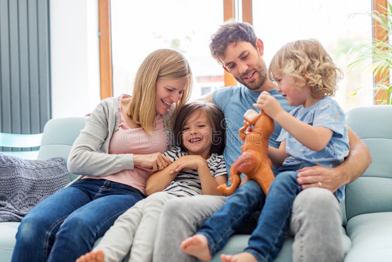 Giovane famiglia felice che ha buon tempo insieme fotografia stock libera da diritti Giovane famiglia felice che ha buon tempo insieme fotografia stock libera da diritti