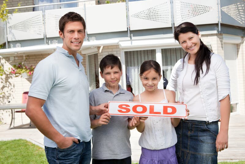 Giovane famiglia sorridente che compra nuova casa
