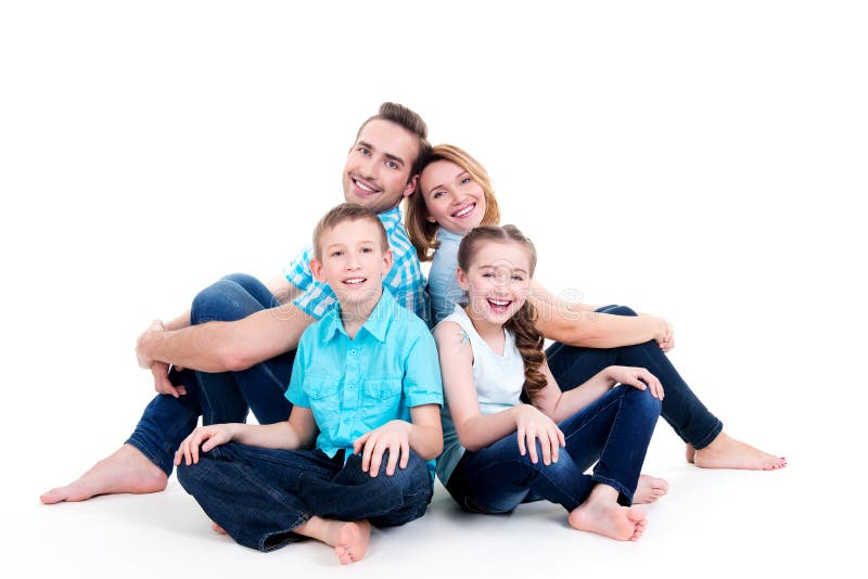 Giovane famiglia sorridente felice caucasica con due bambini