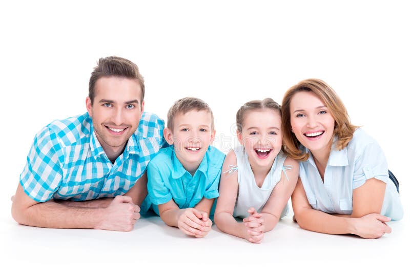Giovane famiglia sorridente felice caucasica con due bambini