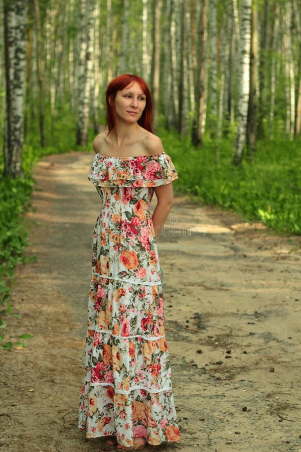 Giovane femmina rossa sveglia dei capelli alla foresta della betulla di estate fotografie stock Giovane femmina rossa sveglia dei capelli alla foresta della betulla di estate fotografie stock