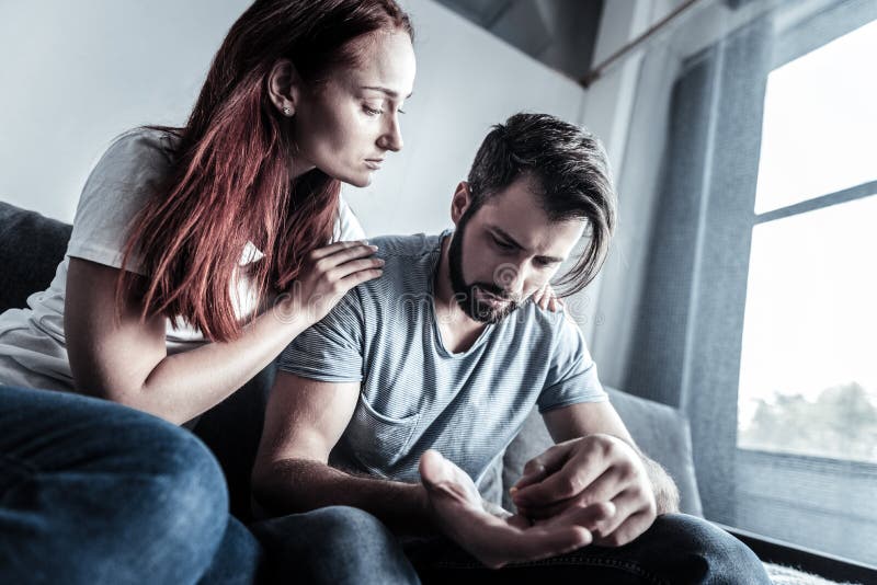 Giovane femmina sicura che abbraccia il suo partner immagini stock Giovane femmina sicura che abbraccia il suo partner immagini stock
