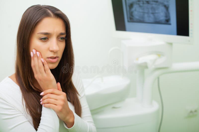 Giovane femminile avendo mal di denti Donna turbata al dolore di palpitazione di Constant del dentista fotografie stock libere da diritti Giovane femminile avendo mal di denti Donna turbata al dolore di palpitazione di Constant del dentista fotografie stock libere da diritti