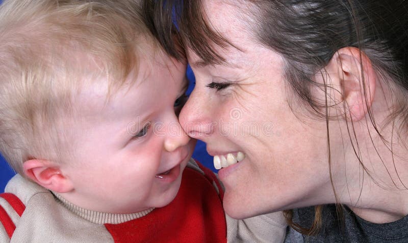 Giovane figlio del bambino e della madre che riparte insieme uno scherzo. fotografie stock