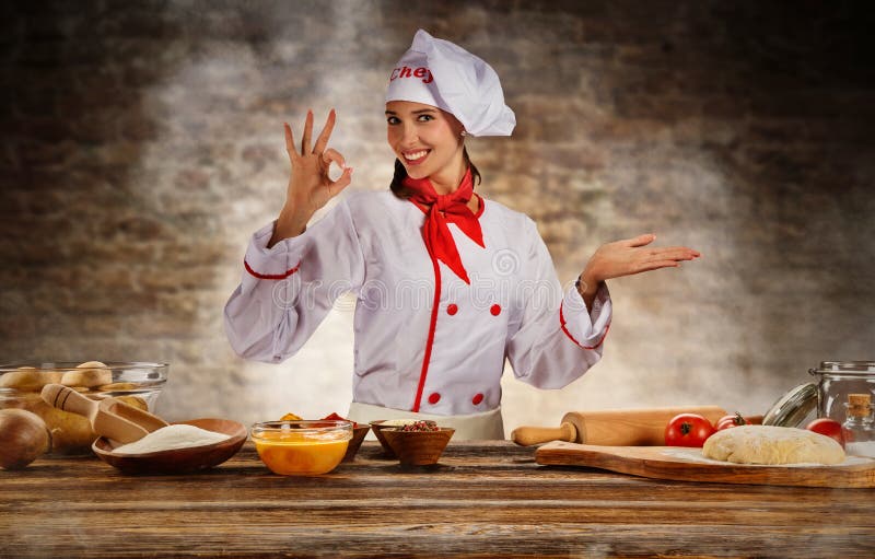 Giovane fornello della donna del cuoco unico pronto per la preparazione di alimento