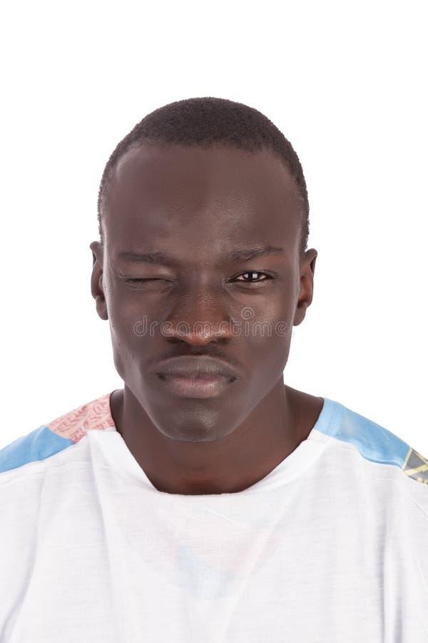 Giovane fronte sudanese bello dell'uomo alla macchina fotografica che sbatte le palpebre occhio giusto fotografia stock Giovane fronte sudanese bello dell'uomo alla macchina fotografica che sbatte le palpebre occhio giusto fotografia stock