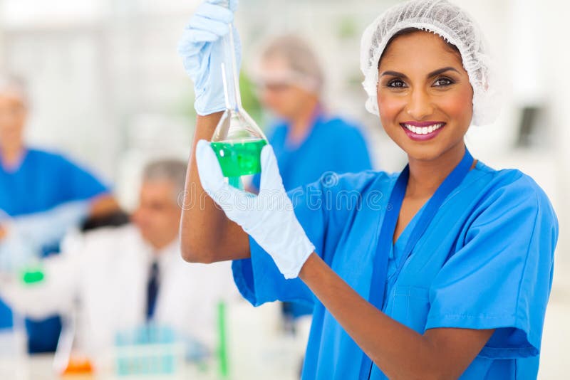 Giovane funzionamento dello scienziato immagine stock libera da diritti Giovane funzionamento dello scienziato immagine stock libera da diritti