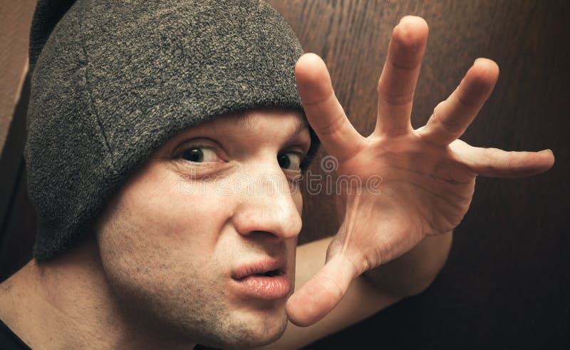 Giovane gesto caucasico aggressivo dell'uomo fotografia stock Giovane gesto caucasico aggressivo dell'uomo fotografia stock