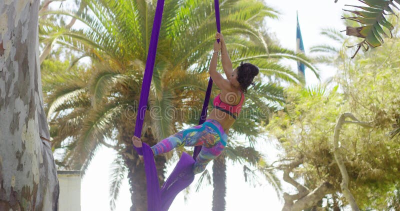 Giovane ginnasta che lavora al suo ballo acrobatico