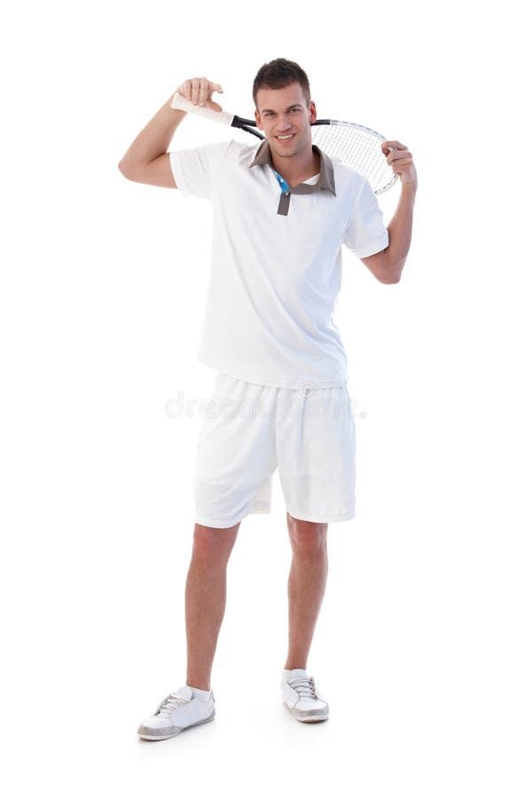 Giovane giocatore di tennis che propone con la racchetta di tennis immagine stock libera da diritti Giovane giocatore di tennis che propone con la racchetta di tennis immagine stock libera da diritti