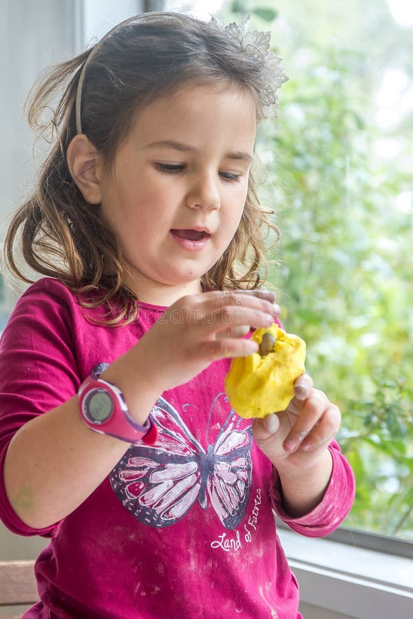 Giovane gioco caucasico sorridente felice della ragazza del bambino fotografia stock libera da diritti Giovane gioco caucasico sorridente felice della ragazza del bambino fotografia stock libera da diritti
