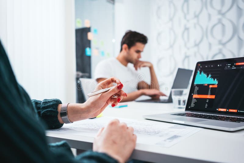 Giovane gruppo coworking della gente che si siede alla tavola e che ha riunione circa le nuove grandi idee fotografia stock libera da diritti Giovane gruppo coworking della gente che si siede alla tavola e che ha riunione circa le nuove grandi idee fotografia stock libera da diritti