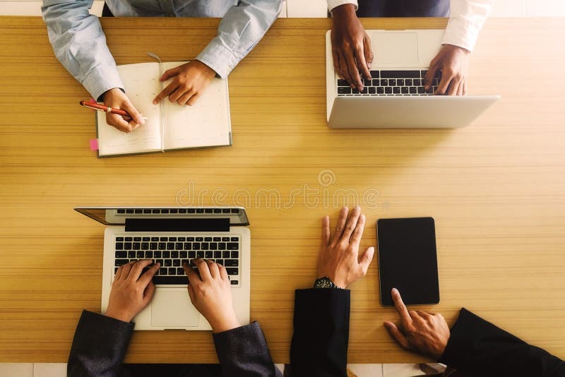 Giovane gruppo creativo che lavora insieme, la gente che incontra concetto di idee di progettazione, immagine stock Giovane gruppo creativo che lavora insieme, la gente che incontra concetto di idee di progettazione, immagine stock