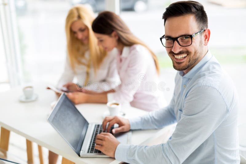 Giovane impiegato che lavora al computer durante il giorno lavorativo in ufficio fotografia stock Giovane impiegato che lavora al computer durante il giorno lavorativo in ufficio fotografia stock