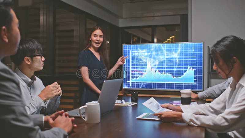 Giovane imprenditrice asiatica dirige il gruppo di business financial team durante una riunione strategica lavoro di presentazione fotografia stock