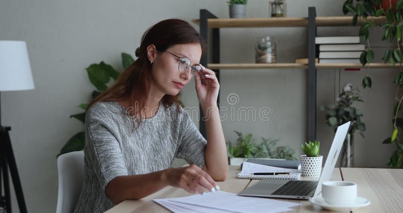 Giovane imprenditrice stressata che si sente stanca a causa del lavoro eccessivo del computer