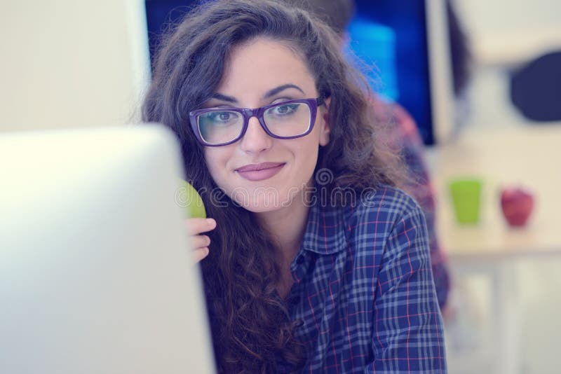 Giovane impresa, sviluppatori di software che lavorano al computer all'ufficio moderno fotografia stock libera da diritti Giovane impresa, sviluppatori di software che lavorano al computer all'ufficio moderno fotografia stock libera da diritti
