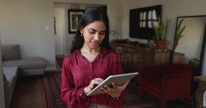 Giovane indiana usa il tablet digitale in casa stock footage