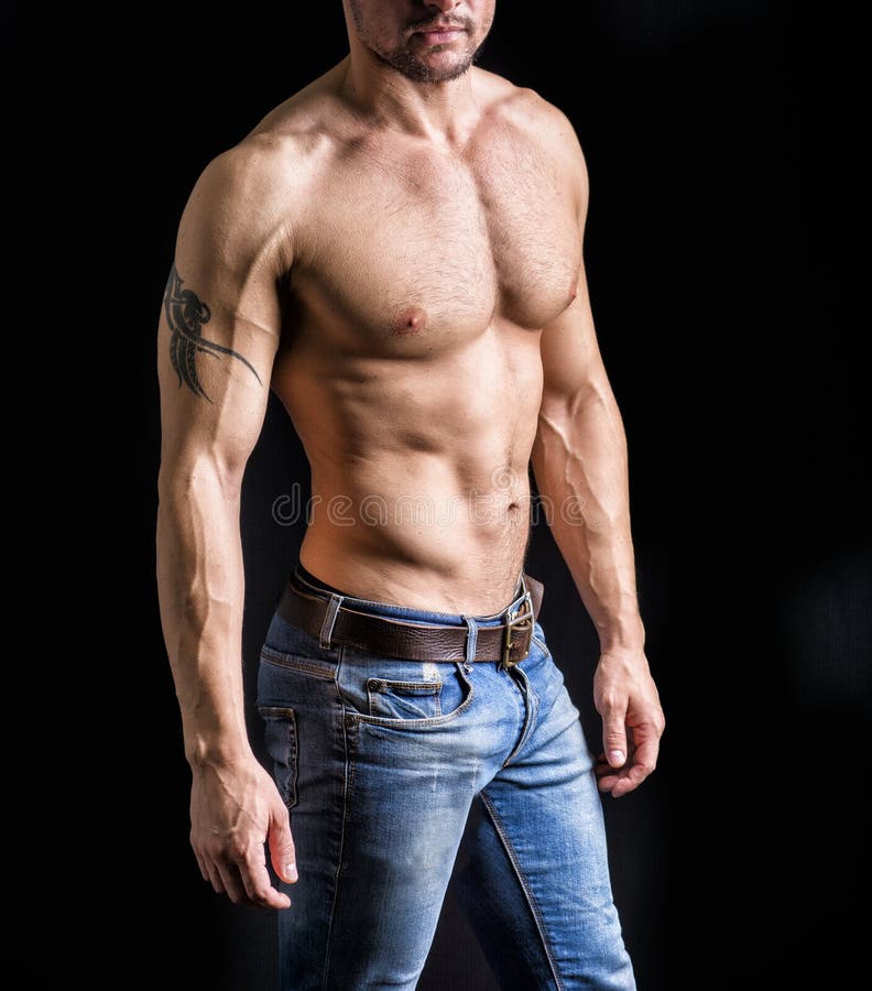 Giovane irriconoscibile con il torso muscolare nudo fotografie stock libere da diritti Giovane irriconoscibile con il torso muscolare nudo fotografie stock libere da diritti
