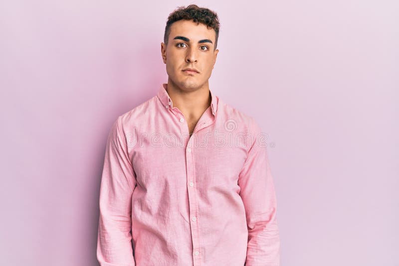 Giovane ispanico con abiti casual, serio e viso coperto immagini stock