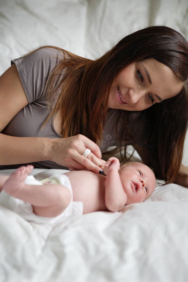 Giovane madre con il bambino appena nato. immagine stock libera da diritti Giovane madre con il bambino appena nato. immagine stock libera da diritti
