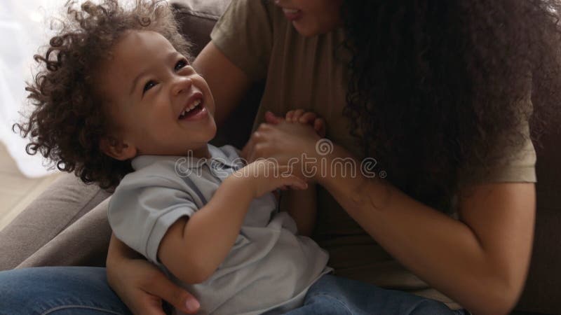 Giovane madre con il figlio sul divano