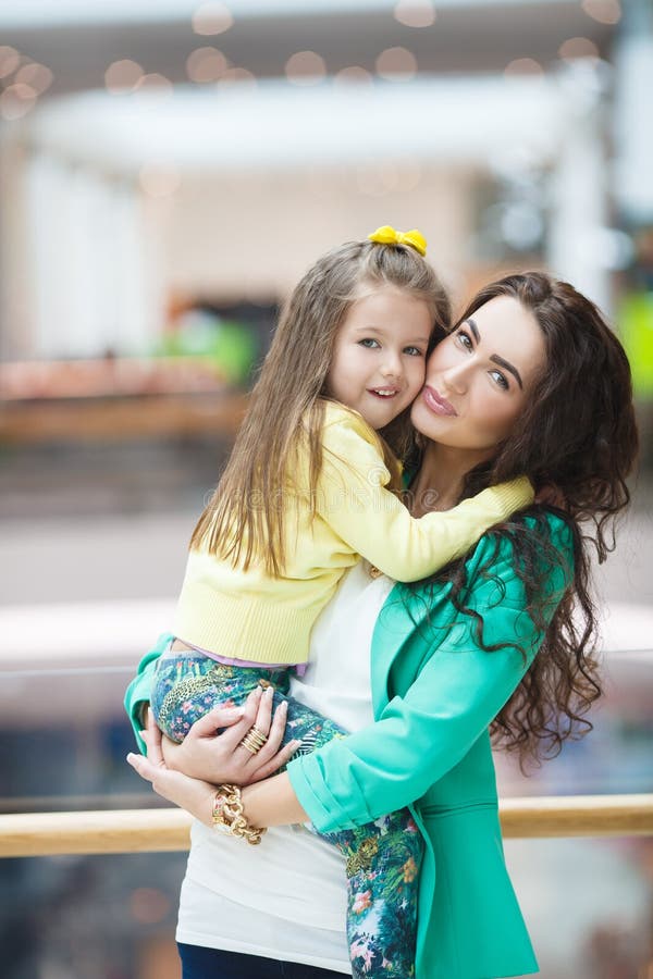 Giovane madre e sua la figlia che fanno compera insieme immagine stock libera da diritti Giovane madre e sua la figlia che fanno compera insieme immagine stock libera da diritti