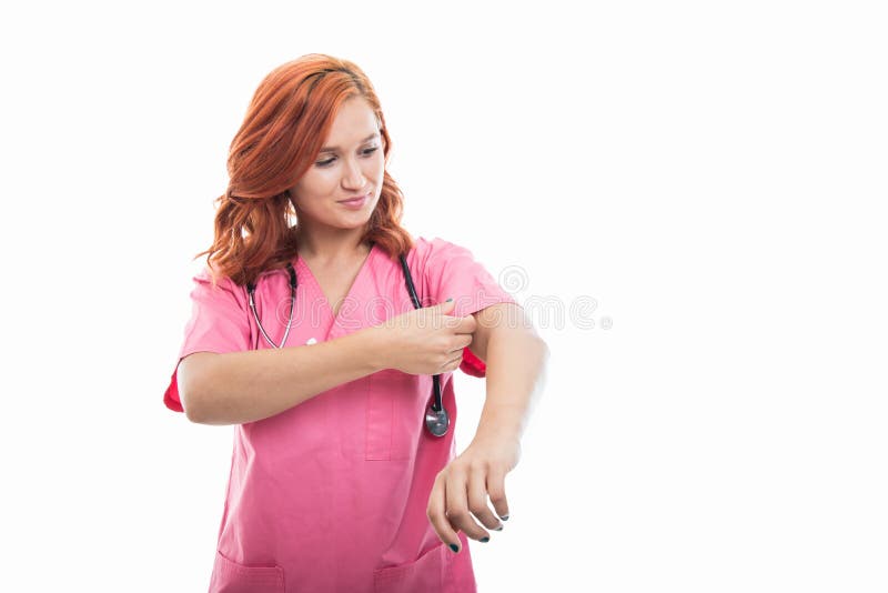Giovane medico femminile con l'organizzazione dello stetoscopio sfrega la manica più gest immagini stock libere da diritti Giovane medico femminile con l'organizzazione dello stetoscopio sfrega la manica più gest immagini stock libere da diritti