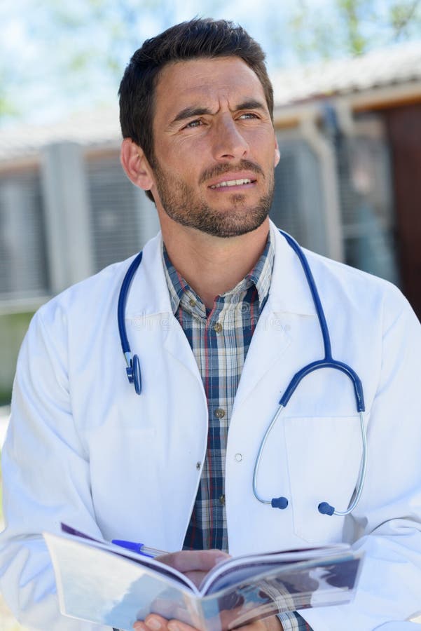 Giovane medico maschio all'aperto immagini stock libere da diritti Giovane medico maschio all'aperto immagini stock libere da diritti