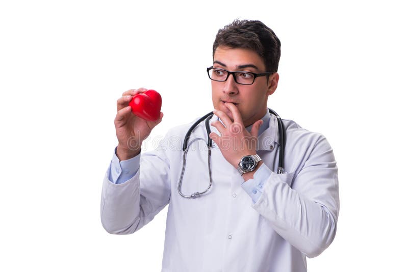Giovane medico maschio del cardiologo che giudica un cuore isolato su bianco immagine stock Giovane medico maschio del cardiologo che giudica un cuore isolato su bianco immagine stock