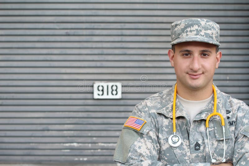 Giovane medico militare amichevole in uniforme fotografie stock Giovane medico militare amichevole in uniforme fotografie stock