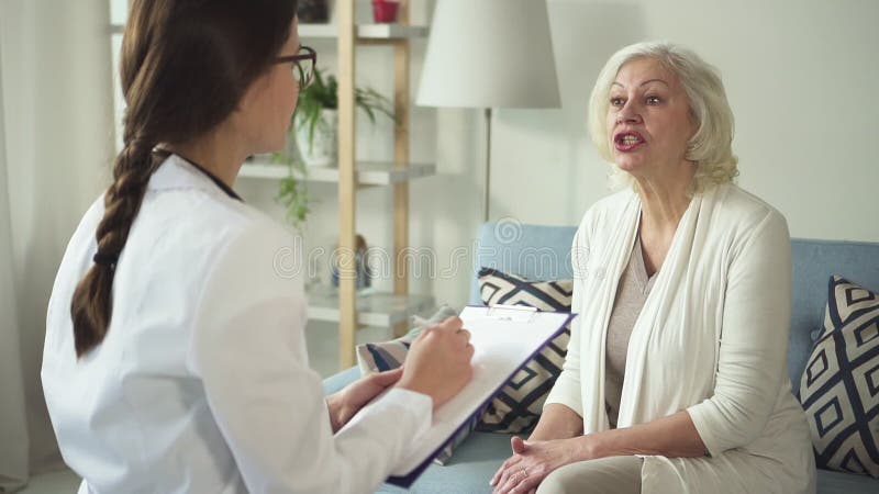 Giovane medico sta discutendo con il trattamento paziente senior di sanità e di diagnosi