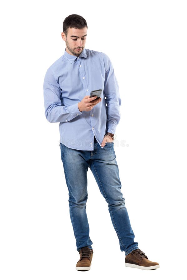 Giovane messaggio di battitura a macchina casuale astuto rilassato dell'uomo di affari sul telefono cellulare fotografia stock libera da diritti Giovane messaggio di battitura a macchina casuale astuto rilassato dell'uomo di affari sul telefono cellulare fotografia stock libera da diritti