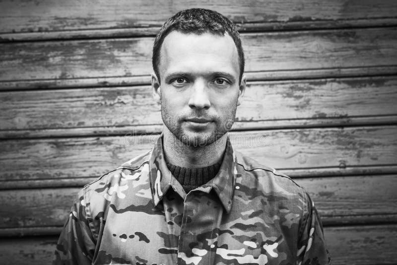 Giovane militare, ritratto monocromatico immagine stock Giovane militare, ritratto monocromatico immagine stock